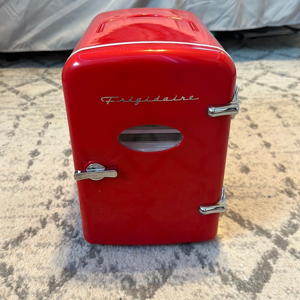 Fridgidare mini fridge